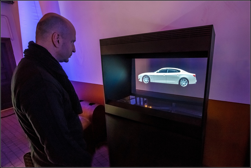 Holografický 3D stojan přitahuje pozornost Event Interactive